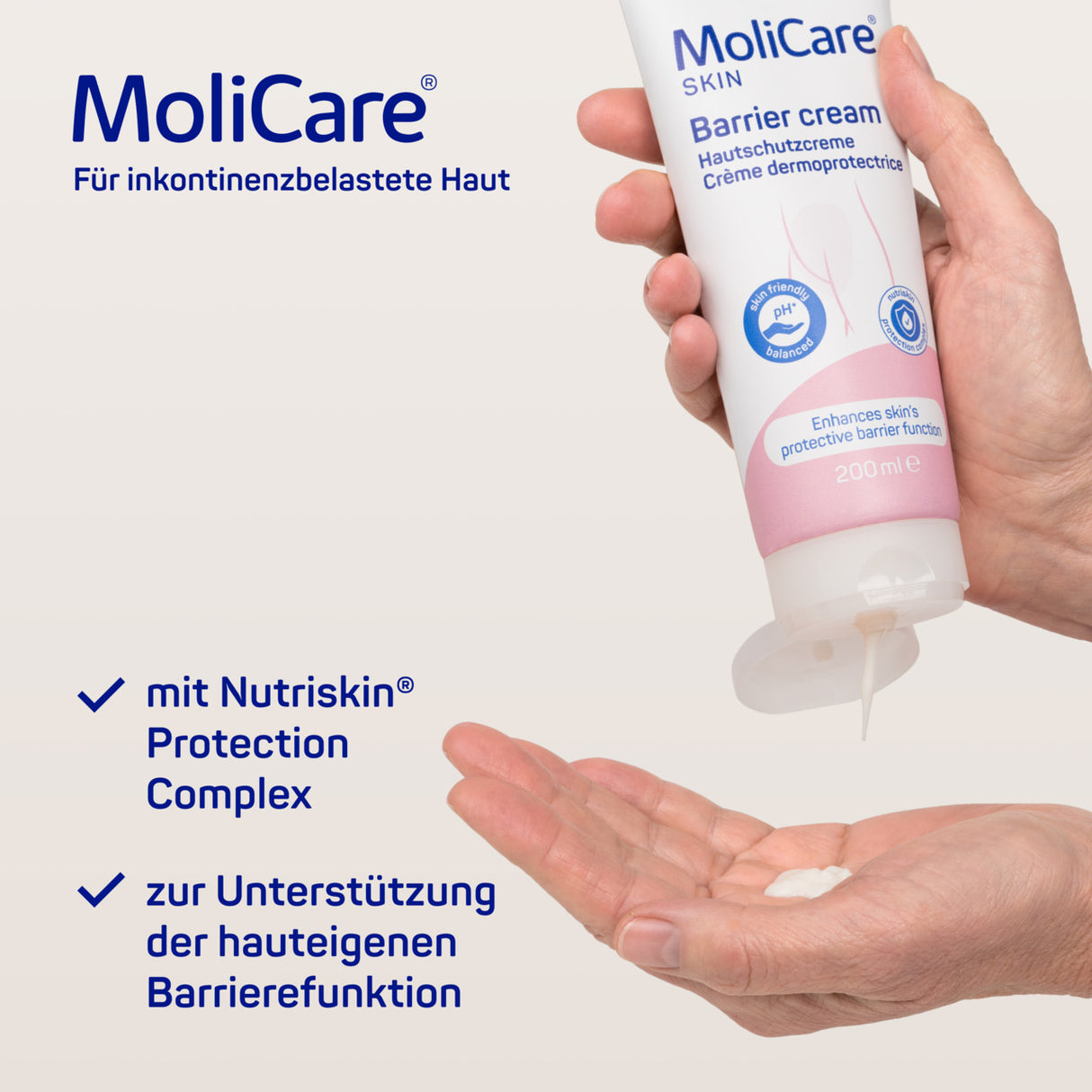 MoliCare® Skin Hautschutzcreme Barrier cream – Anwendung auf der Hand mit Nutriskin Protection Complex zur Unterstützung der hauteigenen Barrierefunktion