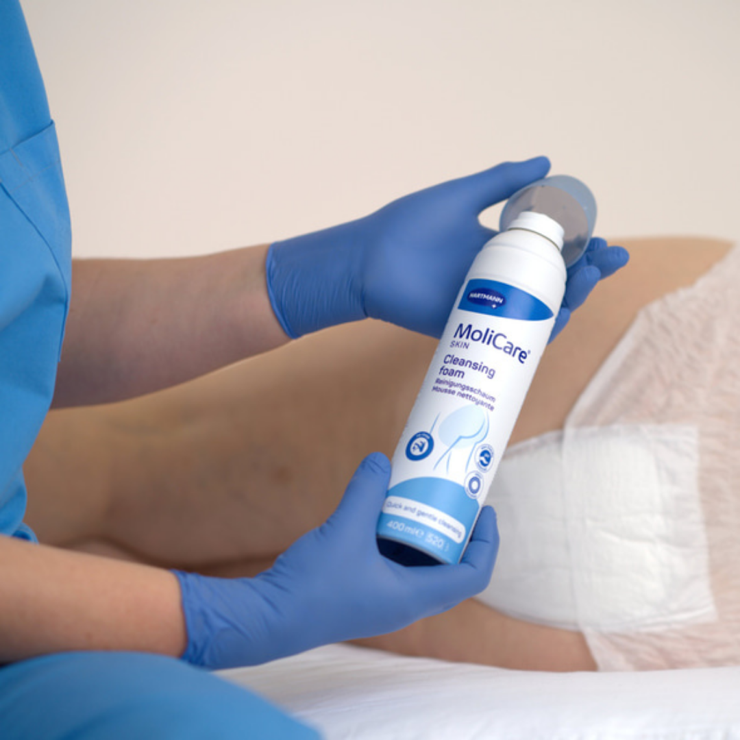 MoliCare® Skin Reinigungsschaum Anwendung – Schaum direkt auf die Haut oder ein Tuch aufsprühen
