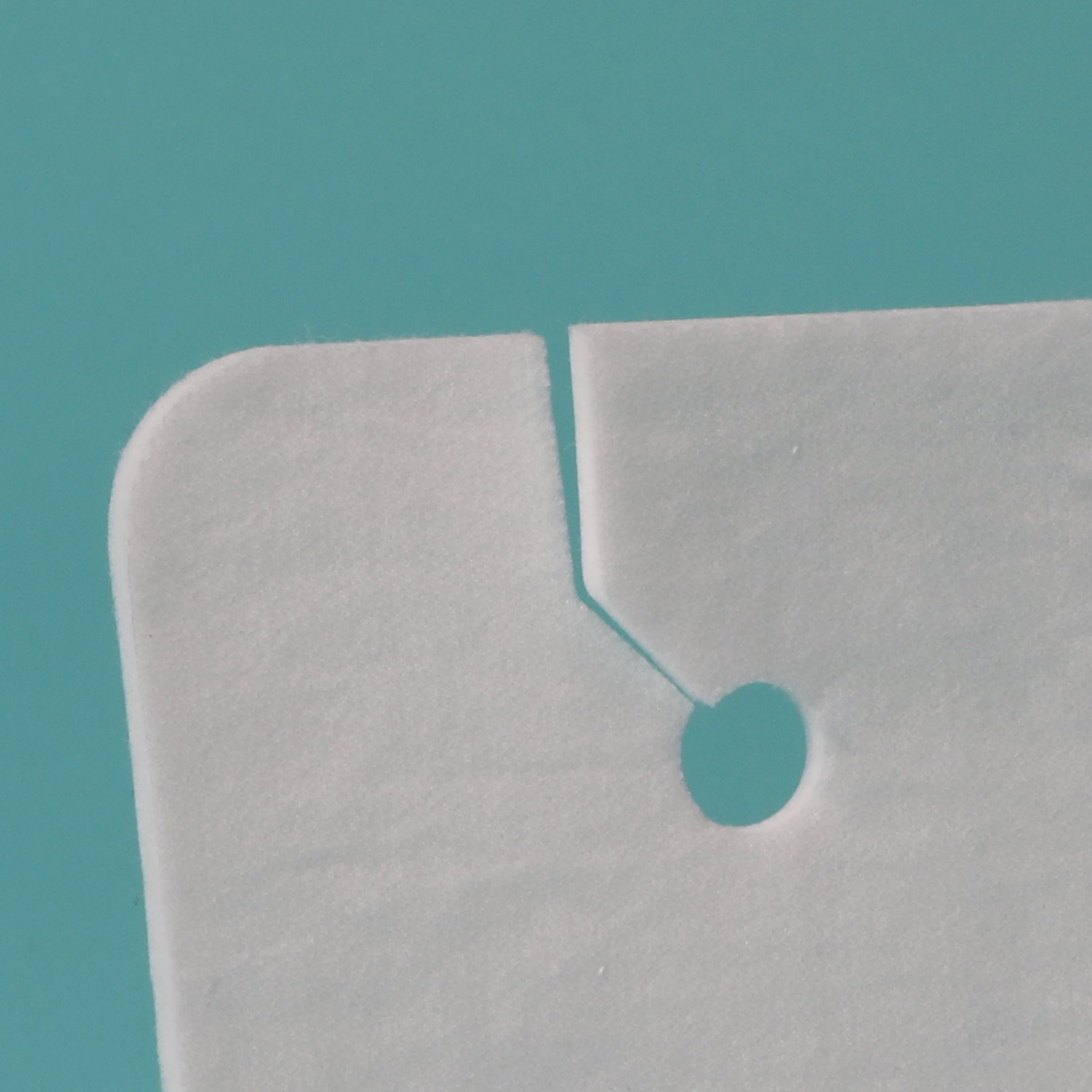 Trachealkompresse Tenowo Detailansicht des Schlitz