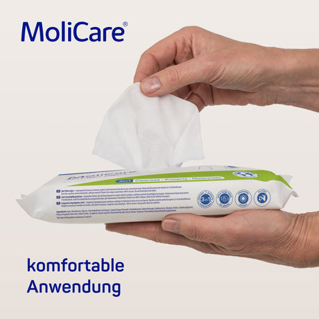 Anwendung der MoliCare Skin Feuchtpflegetücher zur sanften Reinigung ohne Wasser.