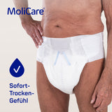 Mann trägt den MoliCare Premium Elastic Inkontinenzslip – Sofort-Trocken-Gefühl