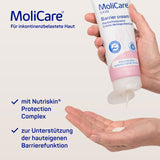 MoliCare® Skin Hautschutzcreme Barrier cream – Anwendung auf der Hand mit Nutriskin Protection Complex zur Unterstützung der hauteigenen Barrierefunktion