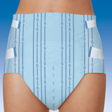 Nahaufnahme der MoliCare Slip 9 Tropfen Inkontinenzhose in Blau am Körper zur Veranschaulichung der elastischen Seitenbündchen und Klebeverschlüsse