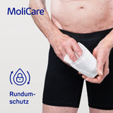 Anwendung der MoliCare Premium MEN Pad Inkontinenzeinlage in schwarzer Fixierhose für optimalen Rundum-Schutz