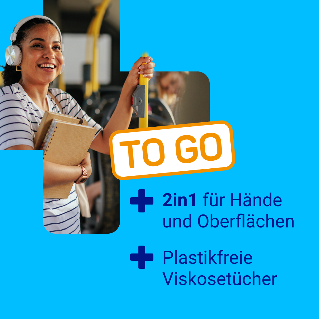 Frau nutzt Sterillium 2-in-1 Desinfektionstücher unterwegs in der Bahn