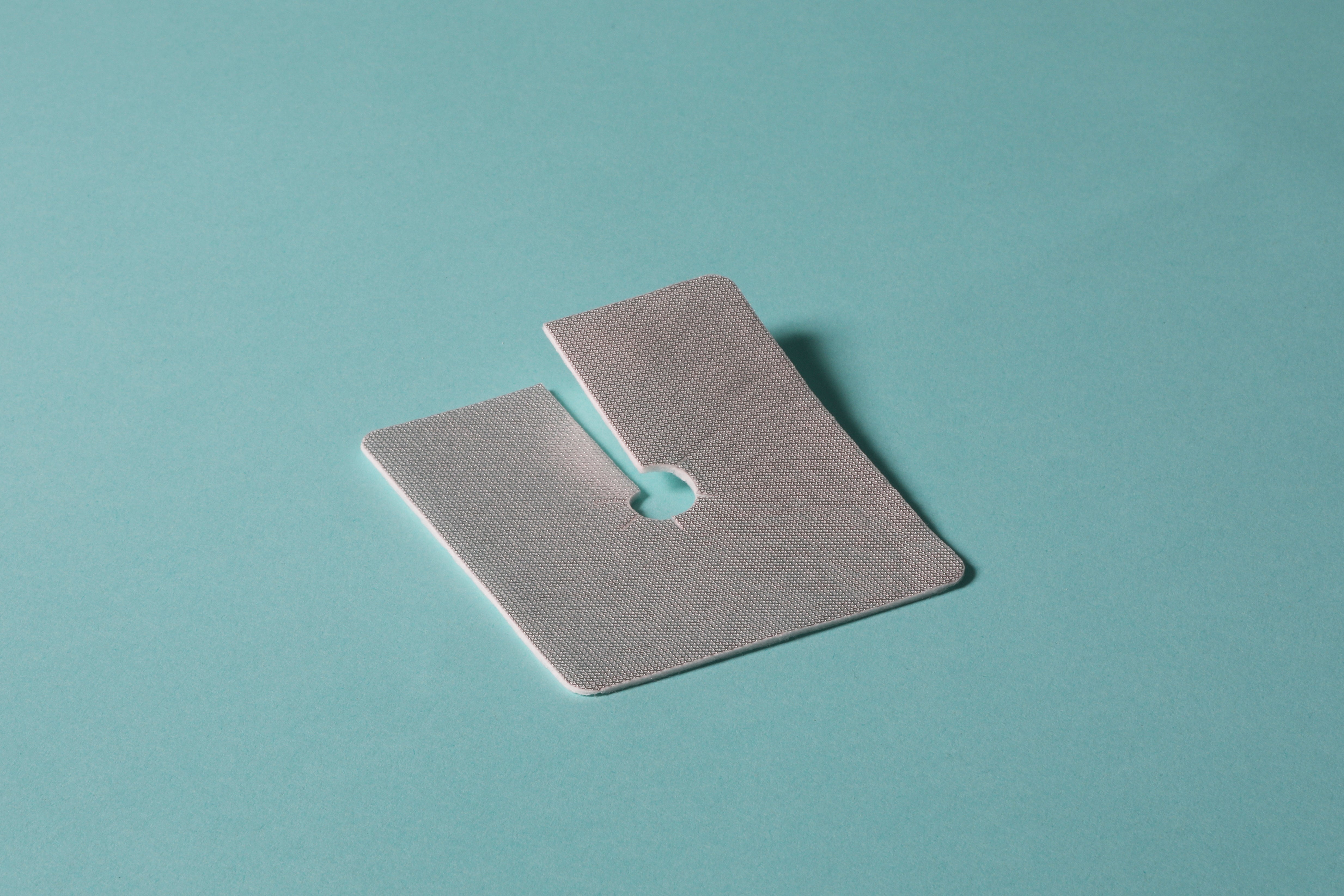 Tenowo aluminisierte Trachealkompresse mit Schlitz