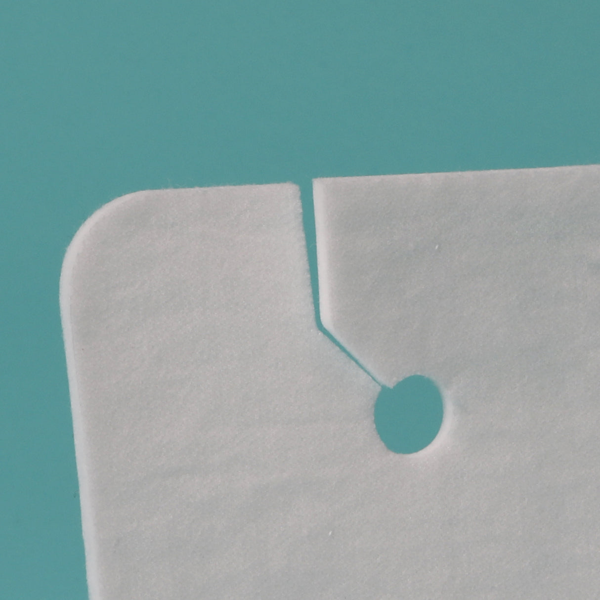 Trachealkompresse Tenowo Detailansicht des Schlitz