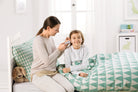 Mutter misst Fieber bei Kind im Bett mit Veroval family Fieberthermometer - Ohrmessung in 1 Sekunde